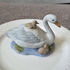 Vintage 1980s Homco Elegant White Swan Figurine with Ducklings